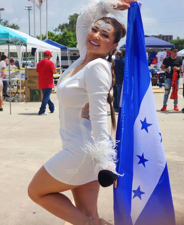 Además, su gato se extravió y aún no ha aparecido, hasta recompensa monetaria ha ofrecido Flores por la entrega de su fiel mascota.