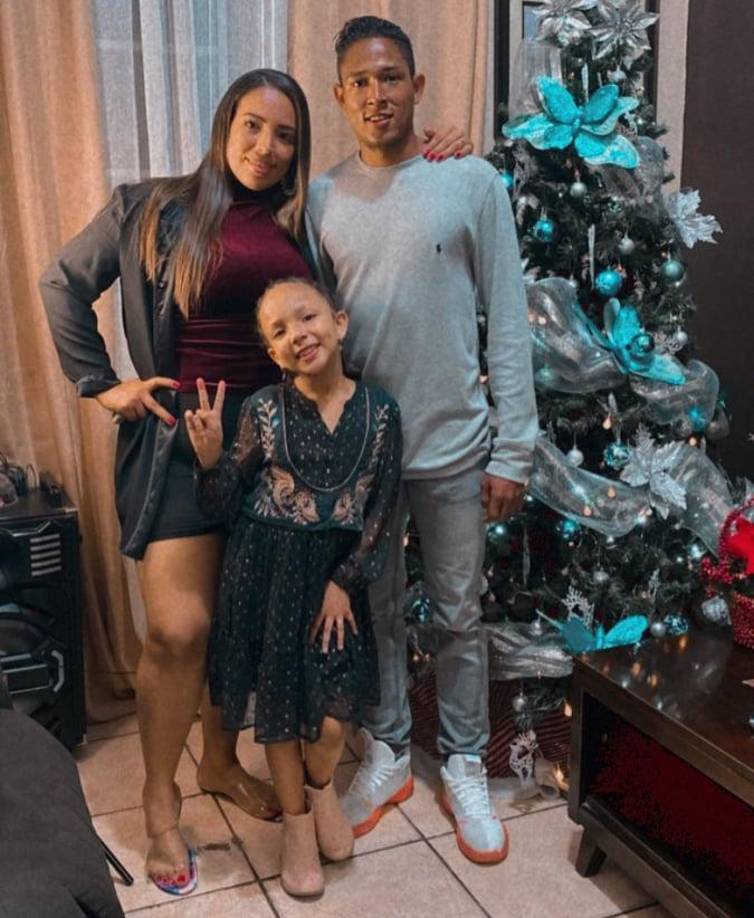  Christian Altamirano: Volante del tetracampeón Olimpia junto a su linda familia.