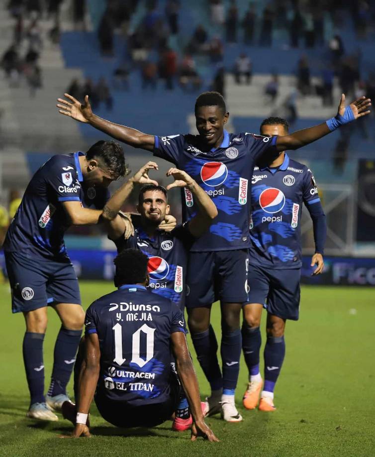 Al final Yeison Mejía se puso de pie y se unió al festejo con sus compañeros.