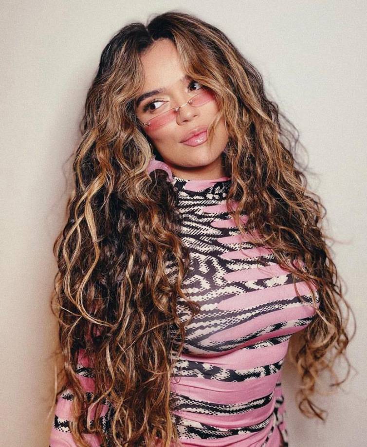 Volvió al cabello largo, pero en color café. 