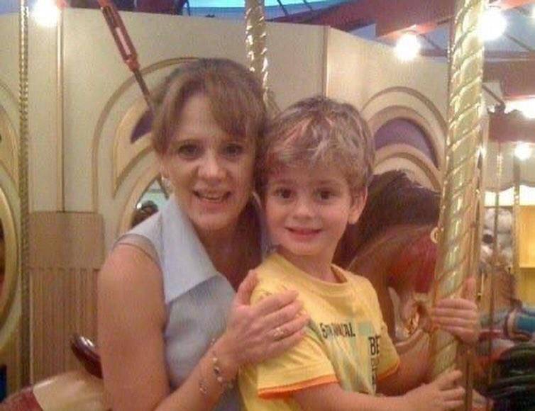 A pesar de la diferencia de edad de 12 años, el romance floreció, y de esa relación nació Nicolás. Sin embargo, la relación no duró y Erika decidió asumir la maternidad en solitario.