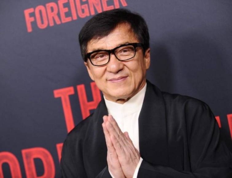 Jackie Chan está acustumbrado a realizar sus propias escenas de riesgo y también a las dislocaciones y fracturas. Pero rodando 'La armadura de Dios', en 1986, tuvo que saltar hasta la copa de un árbol y se cayó sobre unas rocas en la segunda toma. El golpe le provocó una fractura en el cráneo.