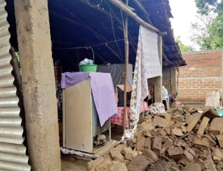 Según medios locales, una mujer resultó herida tras caer una pared de su casa a causa del fuerte sismo.