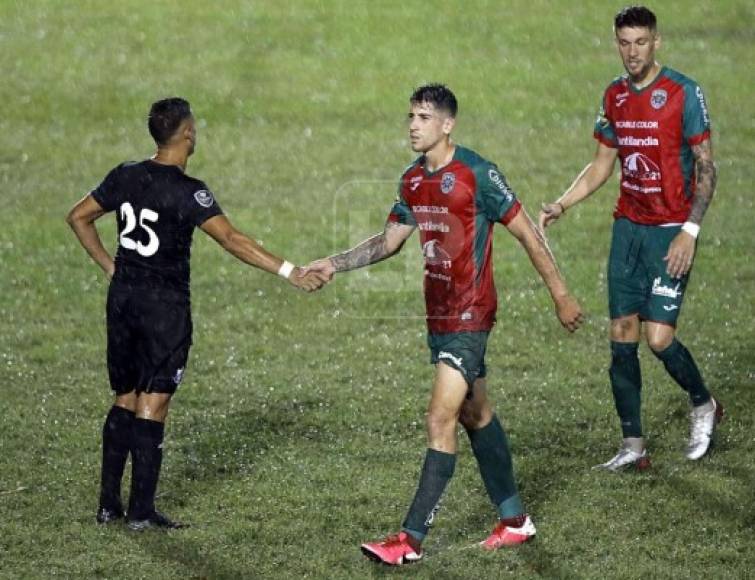 Ryduan Palermo saludando a Selvin Tinoco del Honduras Progreso al final del partido.