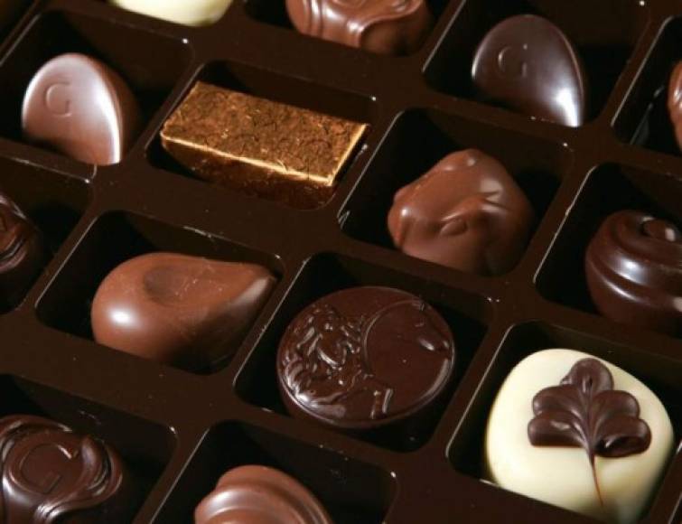 Es muy nutritivo: consumir chocolate amargo con un alto contenido de cacao puede ser muy nutritivo, ya que contiene una cantidad considerable de fibra soluble y está repleto de minerales.