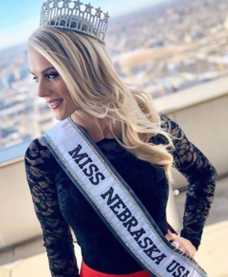 El carisma y la elocuencia de la nueva reina hizo que superara en la recta final del certamen a las delegadas de Carolina del Norte, Caelynn Miller-Keyes, y Nevada, Carolina Urrea, primera y segunda finalista, respectivamente.