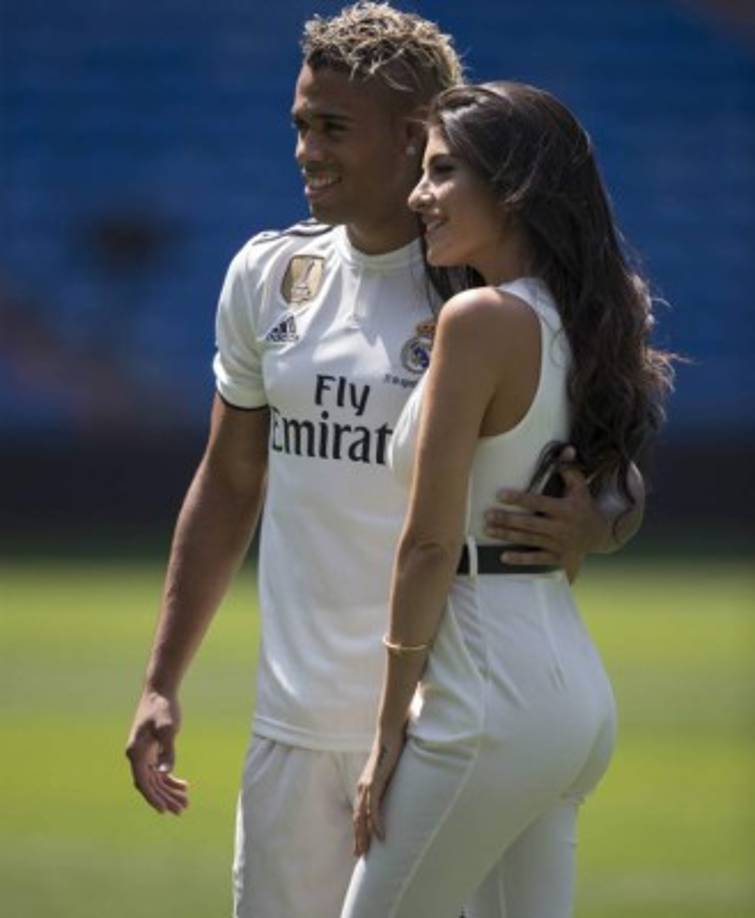 La modelo ha hecho una excepción este viernes y no ha podido resistirse a felicitar a su pareja a través de las redes sociales. 'Muy orgullosa de ti', ha escrito junto a varias fotografías de la presentación de Mariano.