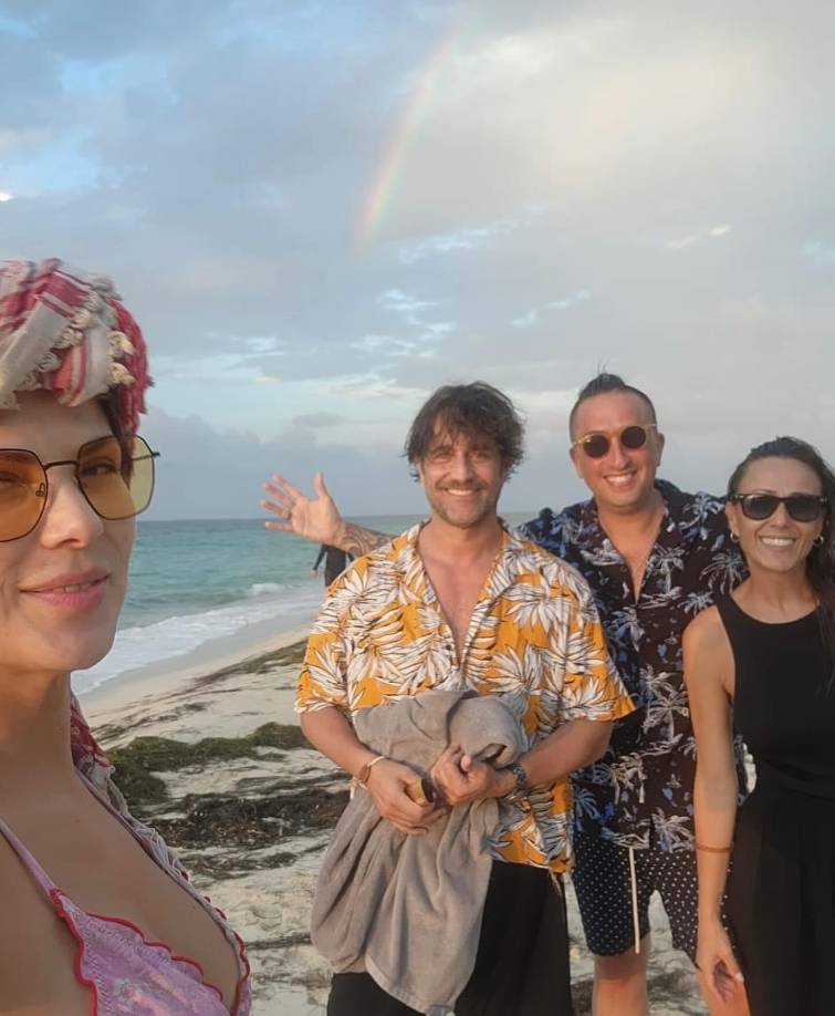 Michel Brown en compañía de su pareja y las personas que le recibieron en Roatán, donde también compartió con lugareños de Punta Gorda.