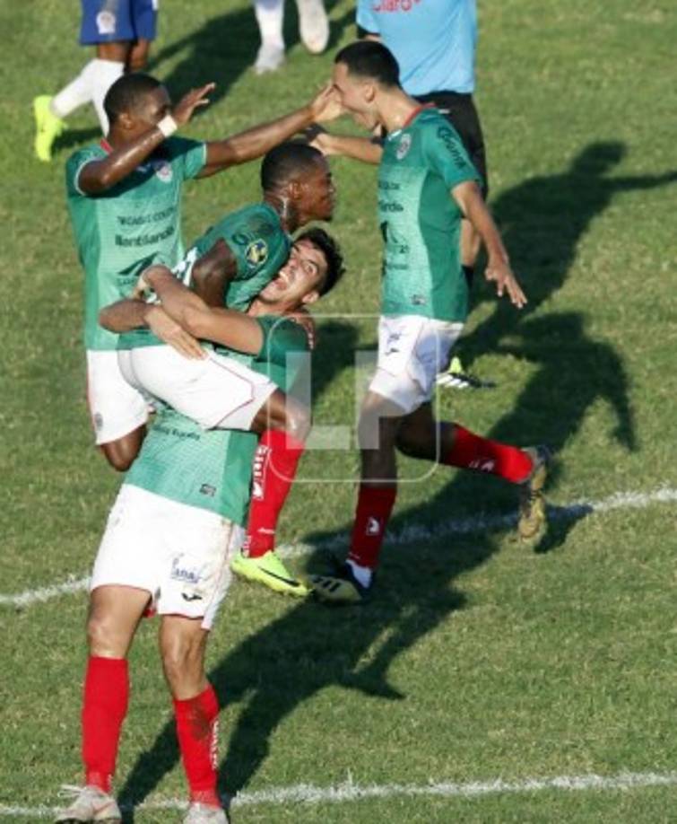 El festejo de Bruno Volpi con Edwin Solano.