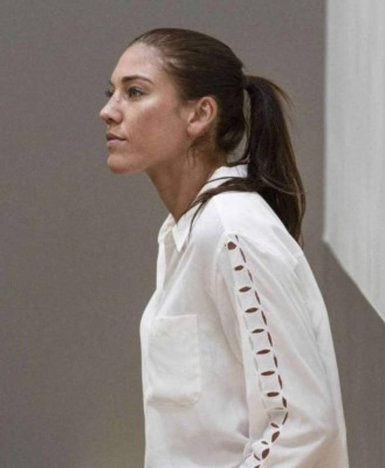 En 2014, a Hope Solo la arrestaron por agredir a su sobrino de 17 años, tras una disputa familiar. El informe policial aseguró que iba borracha de nuevo y que le dijo esto a una agente: “Eres una zorra y te doy miedo, porque sabes que si me quitas estas esposas te daré un paliza”.