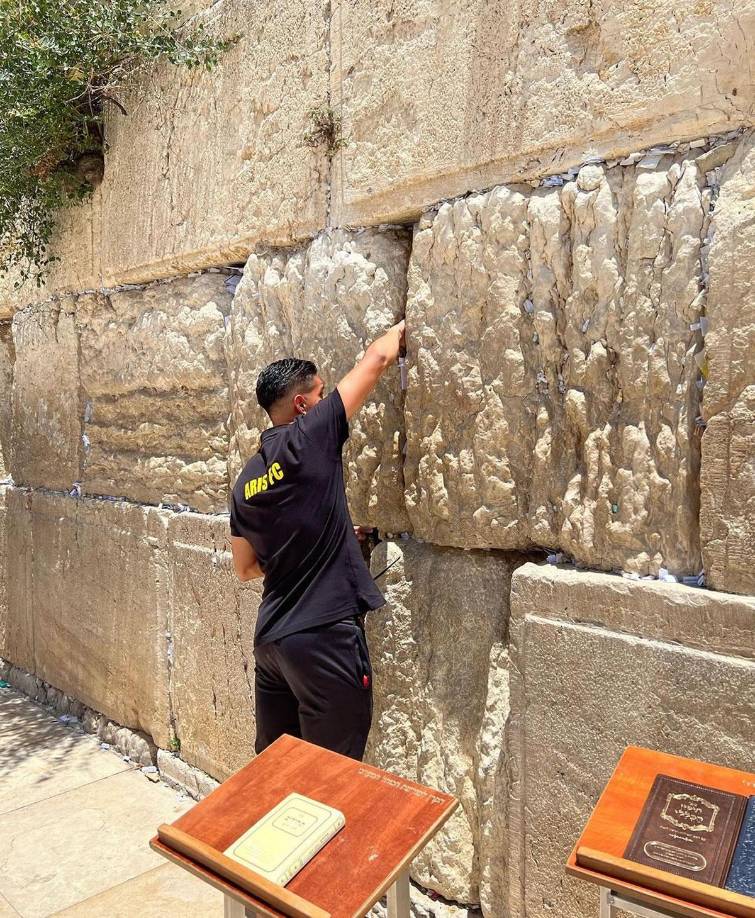 Luis Palma, delantero hondureño del Aris Salónica de Grecia, en el muro de los lamentos en Jerusalén.