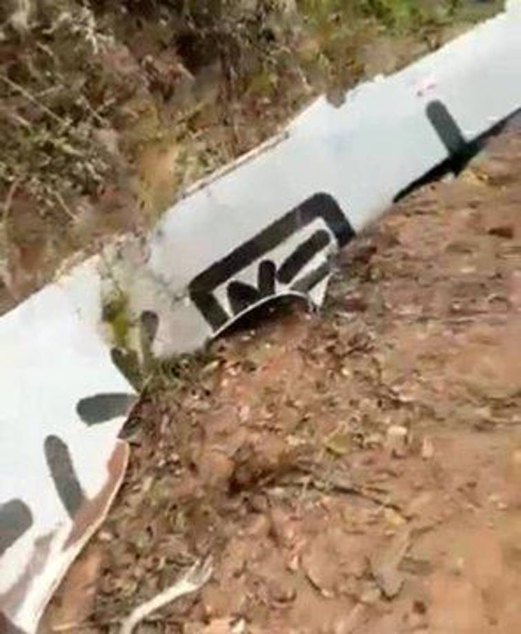 Otro residente de la zona le dijo un medio local que el avión involucrado en el accidente había quedado “pulverizado” y que había visto áreas forestales cercanas destruidas por el fuego causado por el aparato al estrellarse contra la ladera de la montaña.