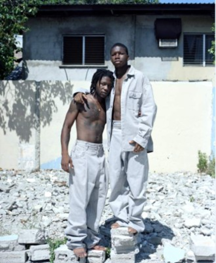 La mayoría de las fotografías fueron tomadas en el centro de La Ceiba cerca de la zona viva en barrio La Isla, plasmando el urbanismo de los lugares garífunas de la ciudad hondureña. <br/><br/>(En la foto, Yeisel y su hermano Miltón Núñez hijos del futbolista Tyson Núñez vistiendo un conjunto de Louis Vuitton Otoño / Invierno 2019)