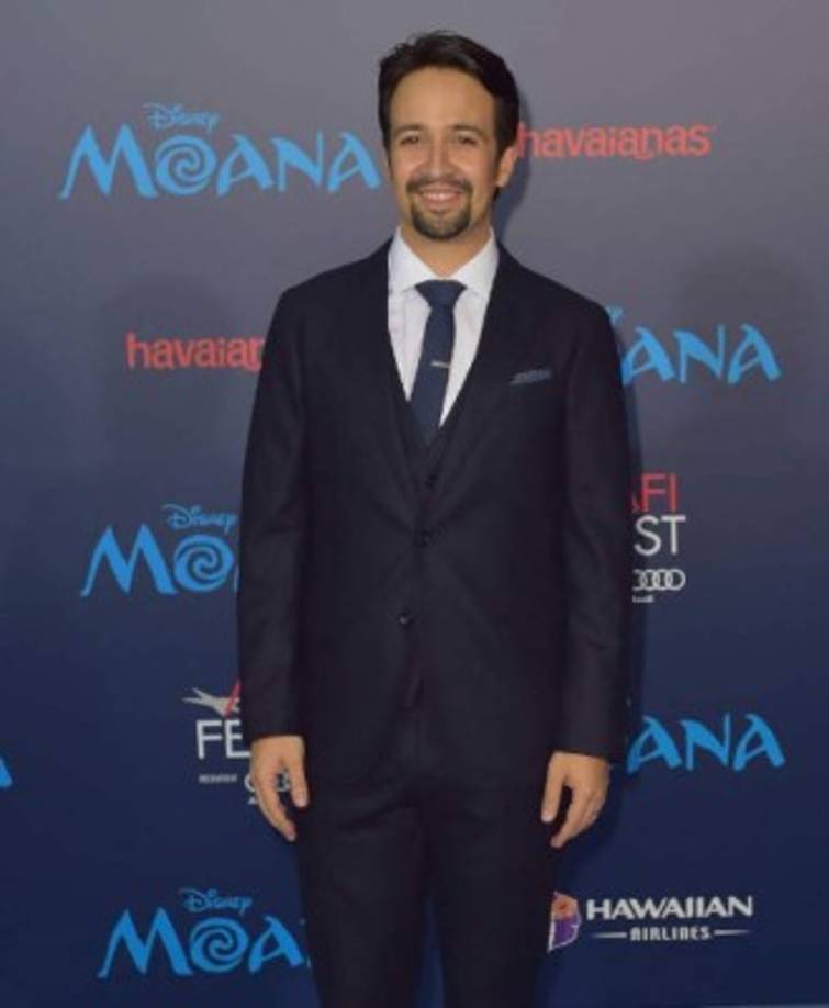 El músico y dramaturgo Lin-Manuel Miranda, también boricua, ha utilizado sus redes sociales para compartir información sobre cómo realizar donativos a favor de México y para los afectados por el paso del huracán María en el Caribe.<br/><br/>'Este nudo en mi estómago no va a ninguna parte. Este temor, este apagón, silencio de radio. Vamos a estar listos para ayudar como sea posible', escribió en Twitter, en un mensaje en inglés, el autor de la premiada obra teatral 'Hamilton'.<br/><br/>Horas antes había señalado que no había escuchado de sus familiares en la isla desde el martes.