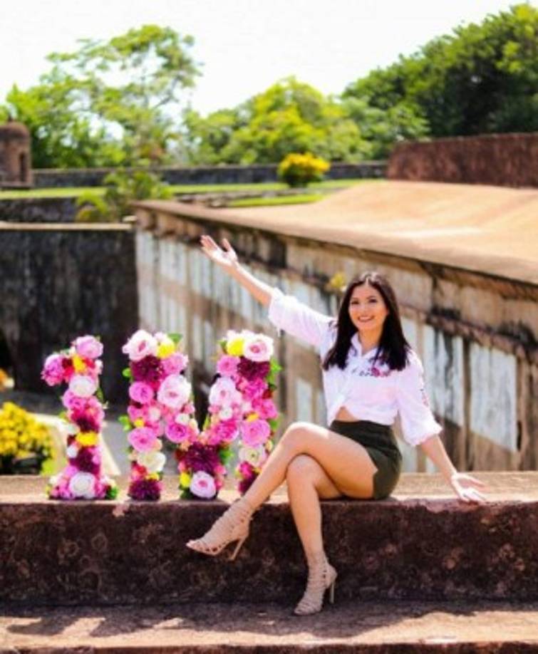 'Desvelada pero FELIZ. Hoy en la madrugada llegamos al MILLÓN en YouTube. Un millón de gracias por todo el cariño y apoyo, somos el primer canal hondureño en llegar al millón y qué mejor qué celebrarlo en mi tierra acompañada de personas increíbles las cuáles se desvelaron conmigo', escribió la hondureña con esta foto.