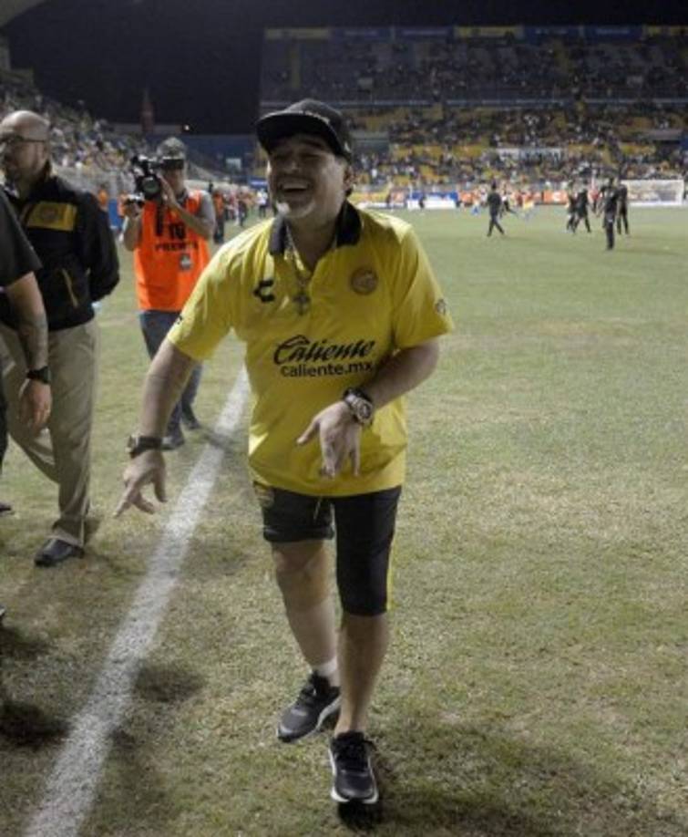 Diego Maradona celebró una victoria más de sus Dorados y está a un paso de ser campeón de la Liga de Ascenso.