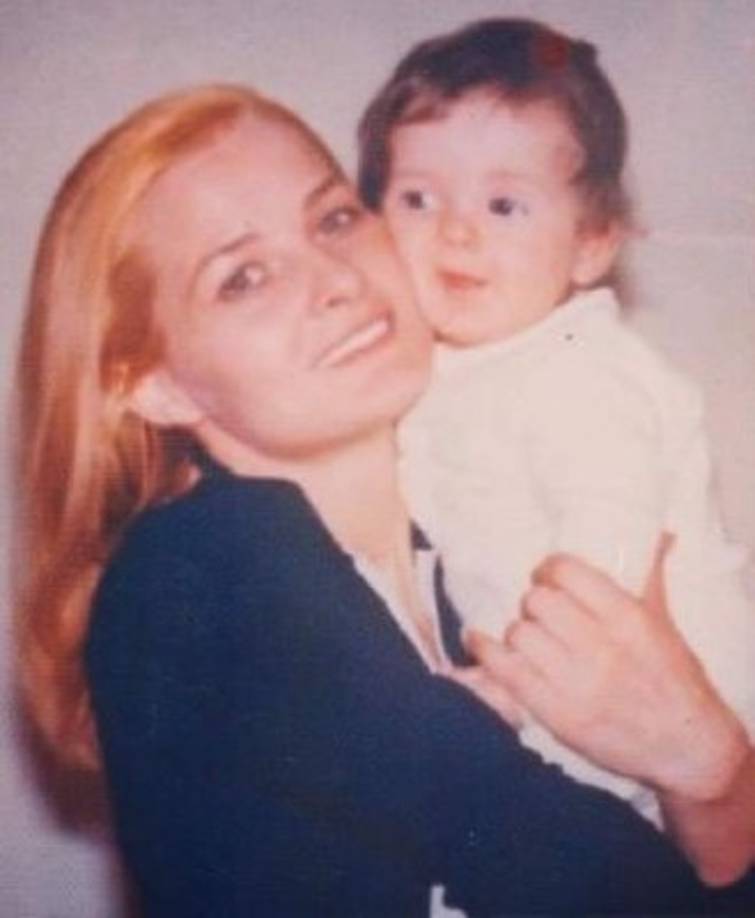 En Argentina Marcela conoció al padre de Luis Miguel, Luisito Rey, un cantante español.<br/>Según declaraciones de Rey, Marcela fue actriz, pero investigaciones del periodista Javier León Herrera afirman que todo fue otra de las mentiras del padre de Luis Miguel.<br/><br/><br/>