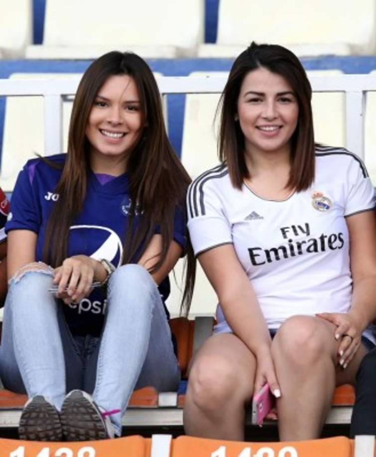 Estas dos aficionados durante el juego Motagua-Social Sol.