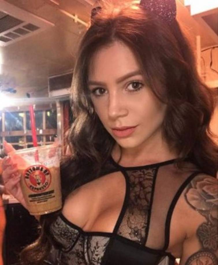 Sus fans le llenan de elogios sus postales en la red social.