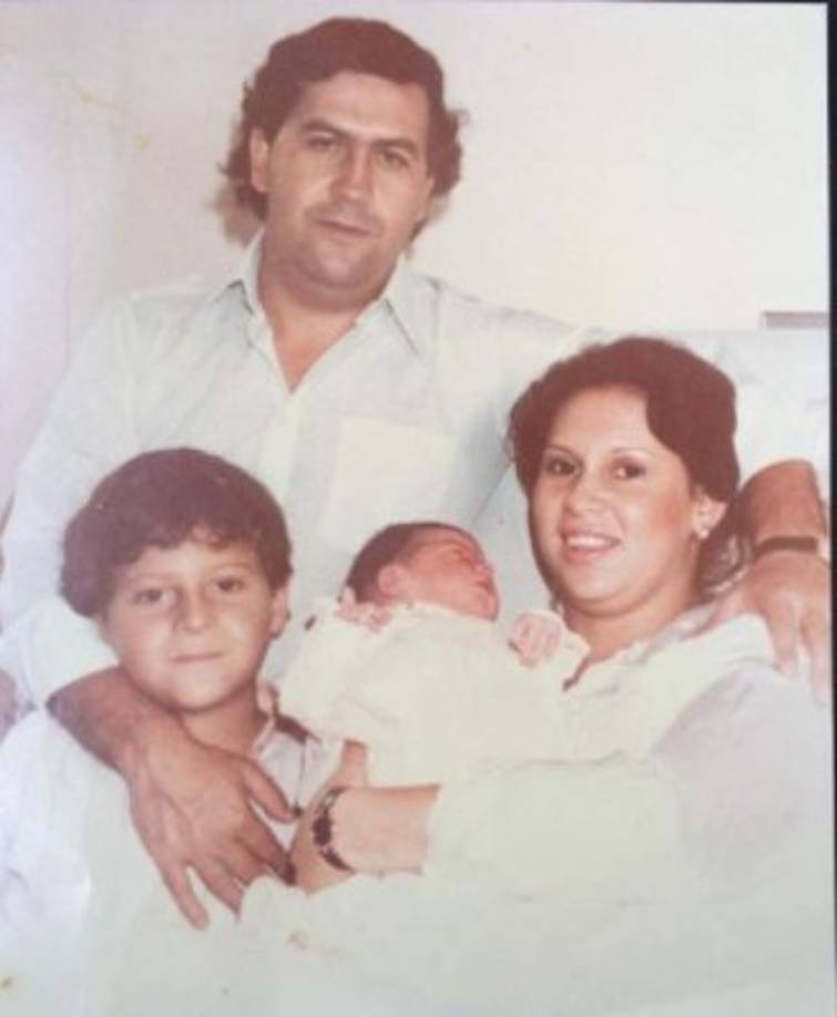 Cuando Pablo Escobar murió llamó al periodista Yamid Amat, a quien le dijo: 'Quiero personalmente dejar muy en claro que no vengaré, no vengaré la muerte de mi padre porque ahora lo único que me preocupa es el futuro de mi sufrida familia. Voy a luchar por sacarla adelante y por educarnos, por ser personas de bien y si puedo hacer algo para que reine la paz, por los siglos de los siglos en este país, lo haré'.<br/><br/>