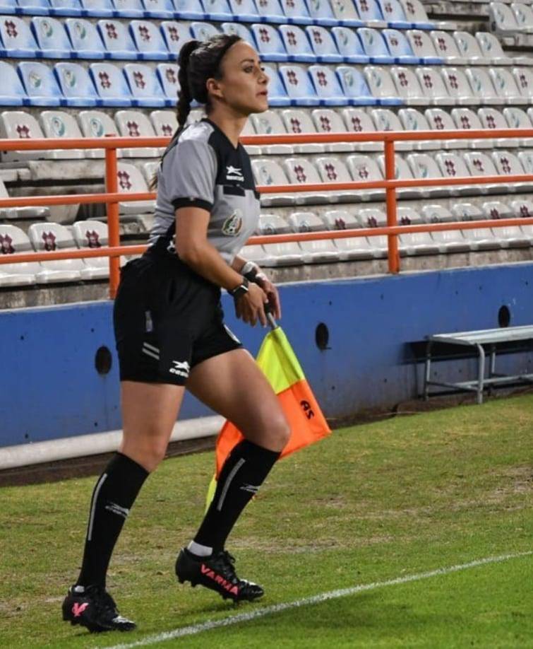 Valeria Andrade es una de las árbitras asistentes más activas desde el nacimiento de la Liga MX Femenil. Tan solo en el actual torneo, ha sido designada en seis jornadas desde el inicio de temporada.
