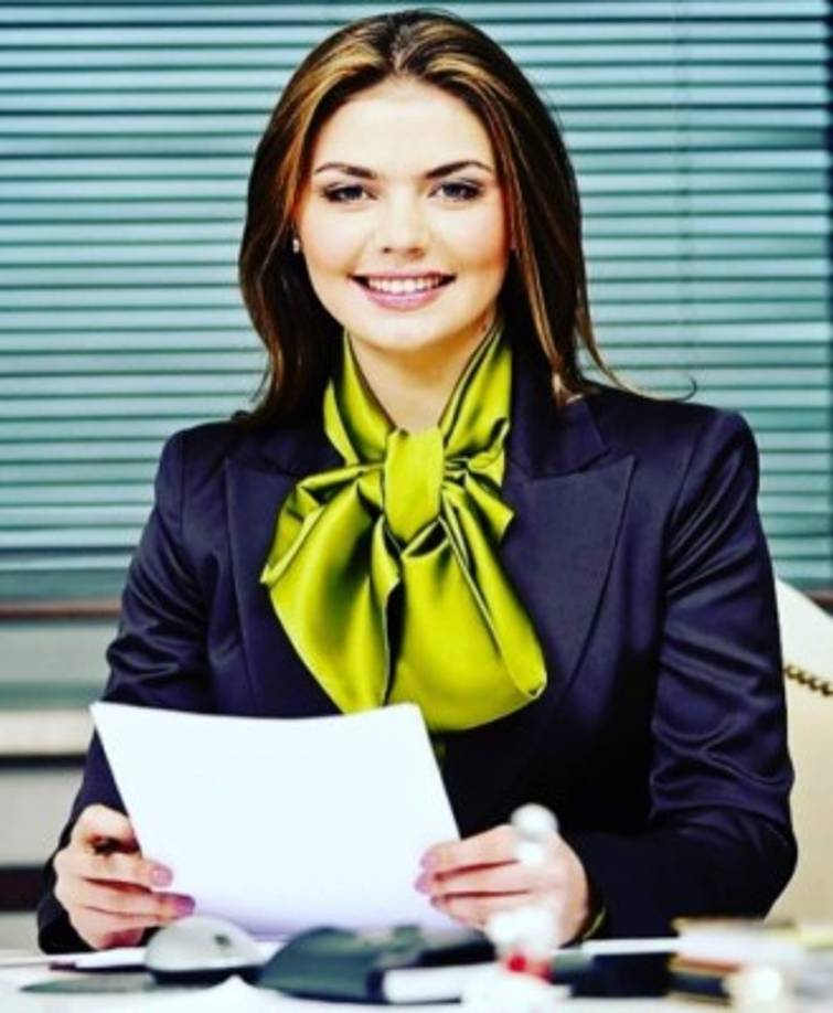 Imágenes tomadas después del supuesto parto, que mostraban a Alina con ropa más holgada y con 'libras de más' alimentaron los rumores de que acababa de dar a luz.