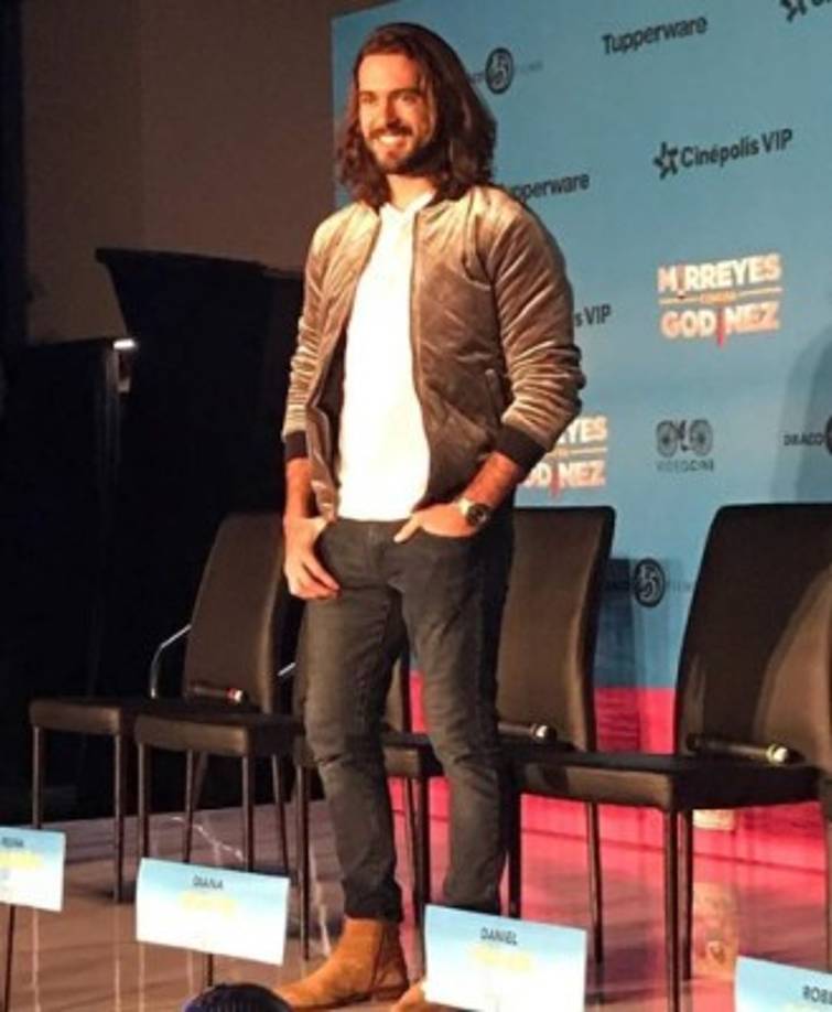 En los videos que circularon del momento de la agresión, se vio al actor mexicano lanzar un puñetazo al hombre, quien cayó al suelo por el impacto y se golpeó la cabeza.<br/><br/><br/>