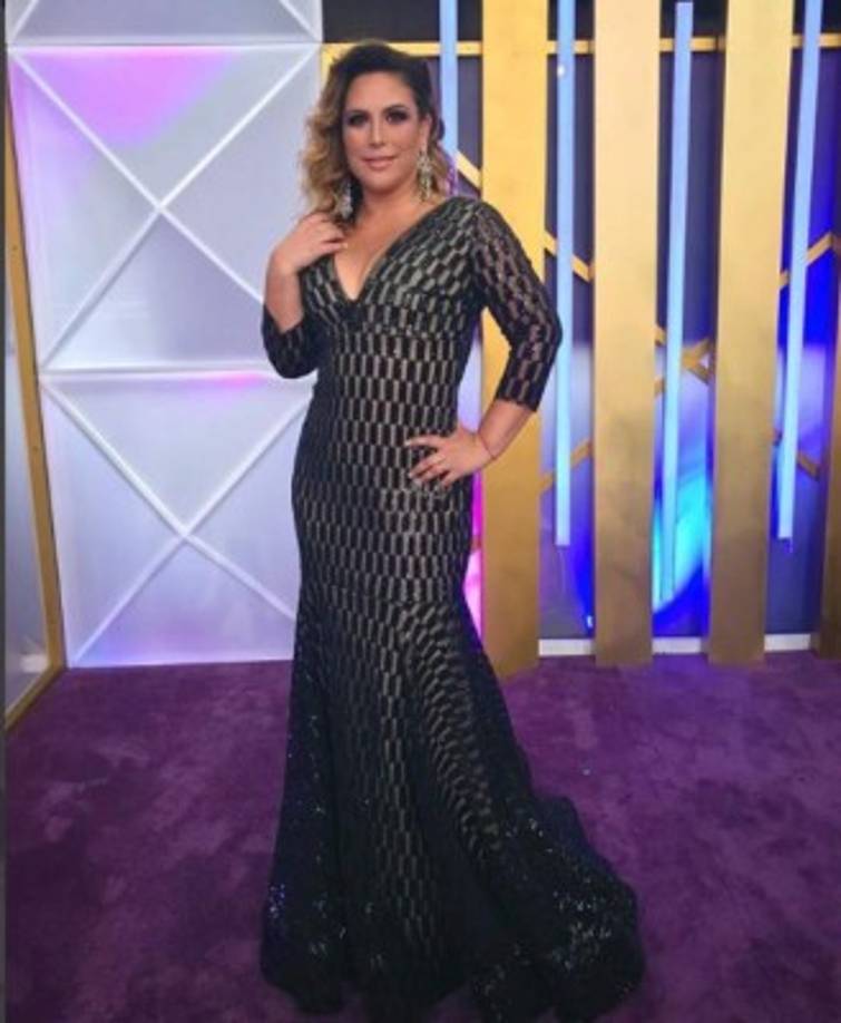 Luciendo radiante y más delgada llegó a la alfombra morada Angélica Vale.