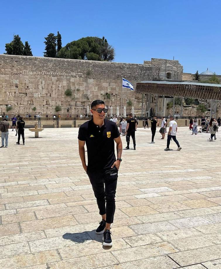 Luis Palma - El delantero, tras quedar fuera de la Copa Oro por decisión de Diego Vázquez, se concentró con su equipo y visitó Jerusalén, capital de Israel.