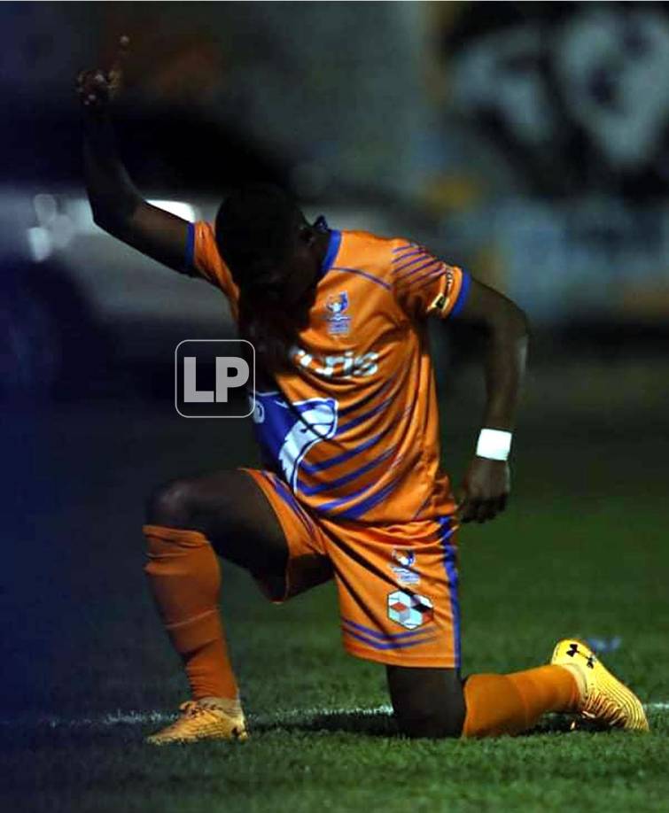 ¡La ley del ex! César Guillén, que jugó el año pasado con el Vida, le dio el empate a la UPN y así celebró.