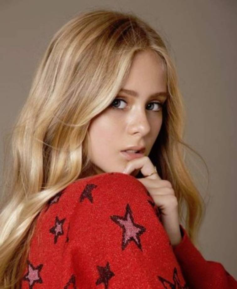 Además de la actuación, Loreto reveló que disfruta mucho la literatura y el diseño de modas, y espera ir a la universidad para estudiar una carrera relacionada a sus dos pasiones.