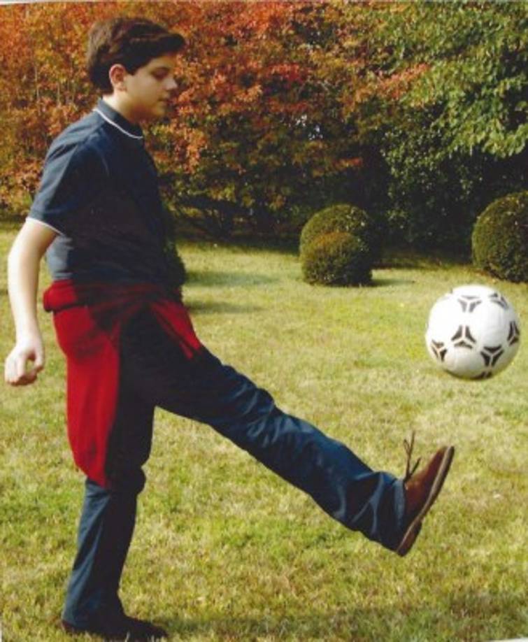 Carlo nació en Londres el 3 de mayo de 1991 y murió el 12 de octubre de 2006 en Monza, Italia. Cuando le diagnosticaron la enfermedad ofreció su sufrimiento por la Iglesia y el papa, según Vatican News.