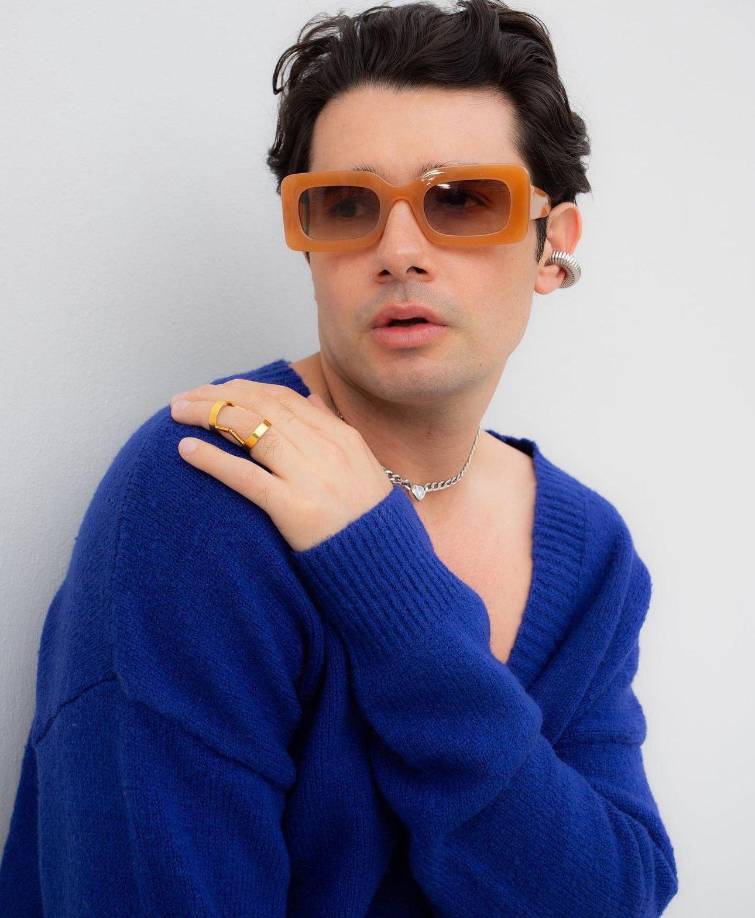 “Yo soy caro la verdad, pero Miguel Caballero estaba tan necesitado en esos momentos que acepto el pago de la oferta laboral y se quedó como presentador de El Hilo”, refirió.