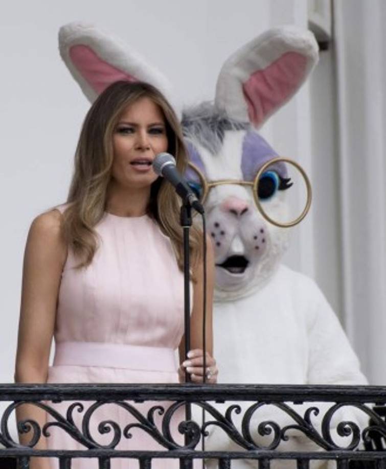 Melania agradeció a los militares por su servicio al país llevándose una ovación.