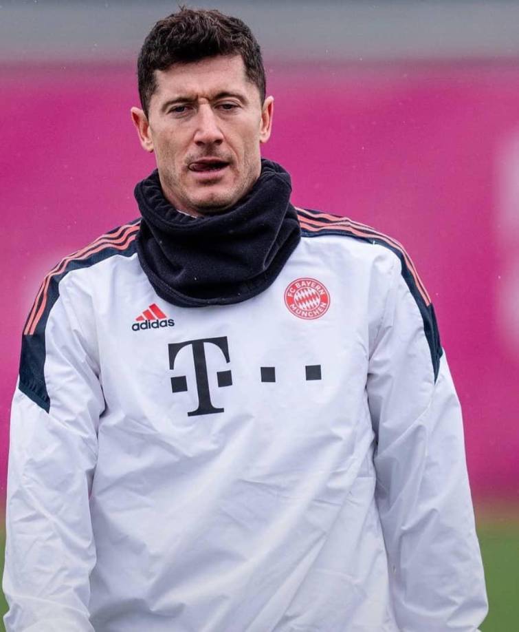 El Bayern Múnich, a través de su director deportivo, Hasan Salihamidzic, ha expresado la confianza en poder retener a Robert Lewandowski: “Tiene contrato hasta 2023 y estamos muy contentos de que esté aquí. Creo que ahora las cosas se calmarán”, dijo.