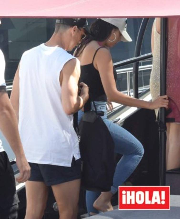 Cristiano Ronaldo y Georgina Rodríguez al subirse al yate. Foto Revista ¡Hola!