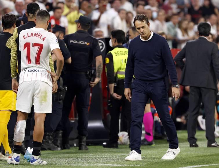 El entrenador del Sevilla, Julen Lopetegui, se fue cabizbajo del campo tras la derrota ante Real Madrid.