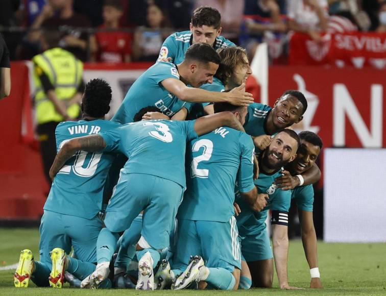 Todos los jugadores del Real Madrid se fueron encima de Karim Benzema celebrando el tercer gol ante Sevilla.