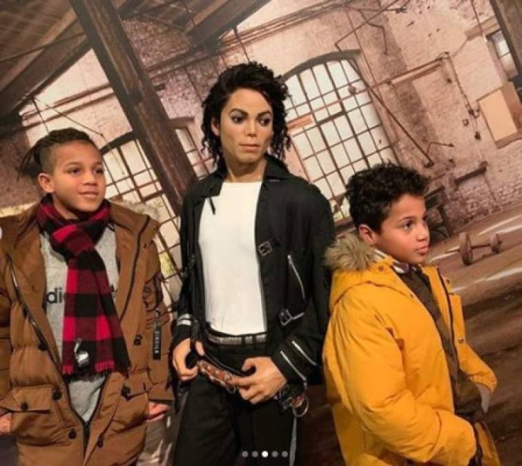 Los chicos no perdieron la oportunida de fotografiarse junto a la figura de la leyenda de la música Michael Jackson.