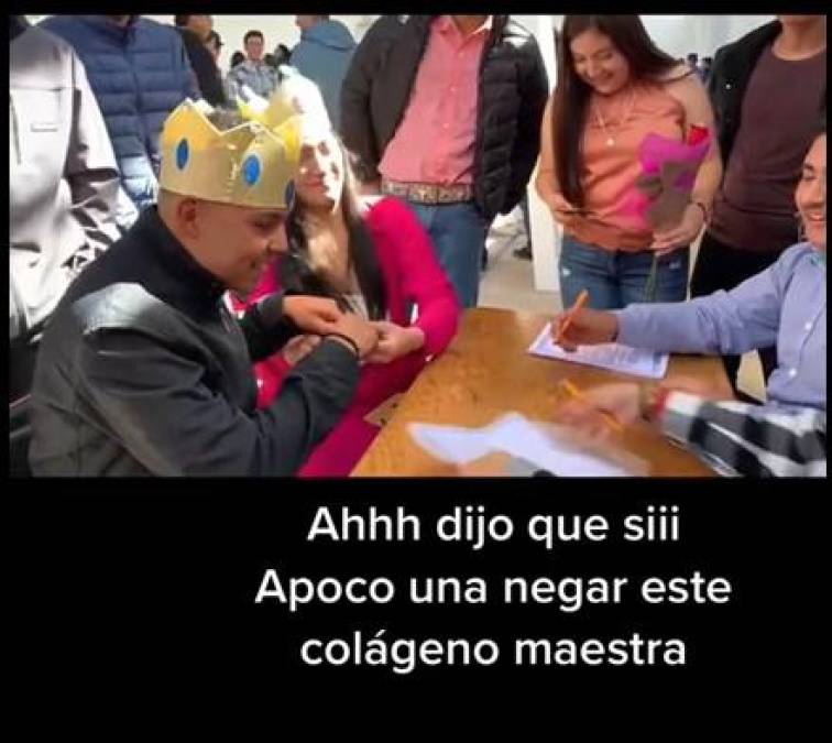 Sin dudarlo, el joven dice “acepto”, pero la <b>maestra </b>muestra ciertas dudas sobre dar el sí, pero finalmente acepta. “Dijo que sí. A poco iba a negar este colágeno <b>maestra</b>”, escribió <b>Jesús </b>en el video.