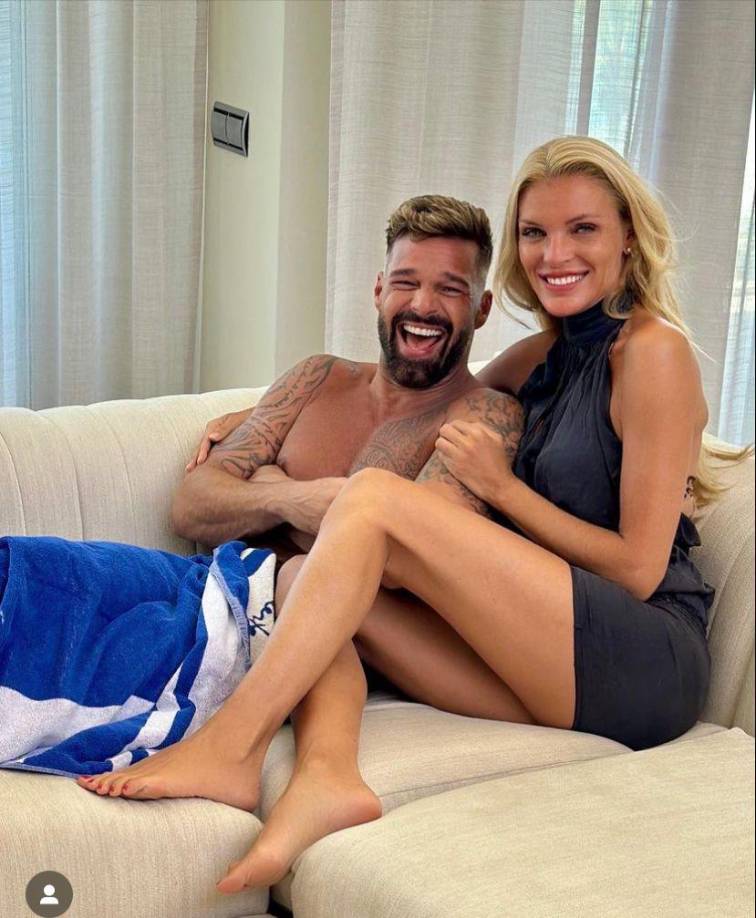 El cantante posó con la modelo y actriz española Esther Cañadas, sin camisa, recostados en un mueble, con solo una toalla y ella llevaba un vestido corto negro con cuello halter.