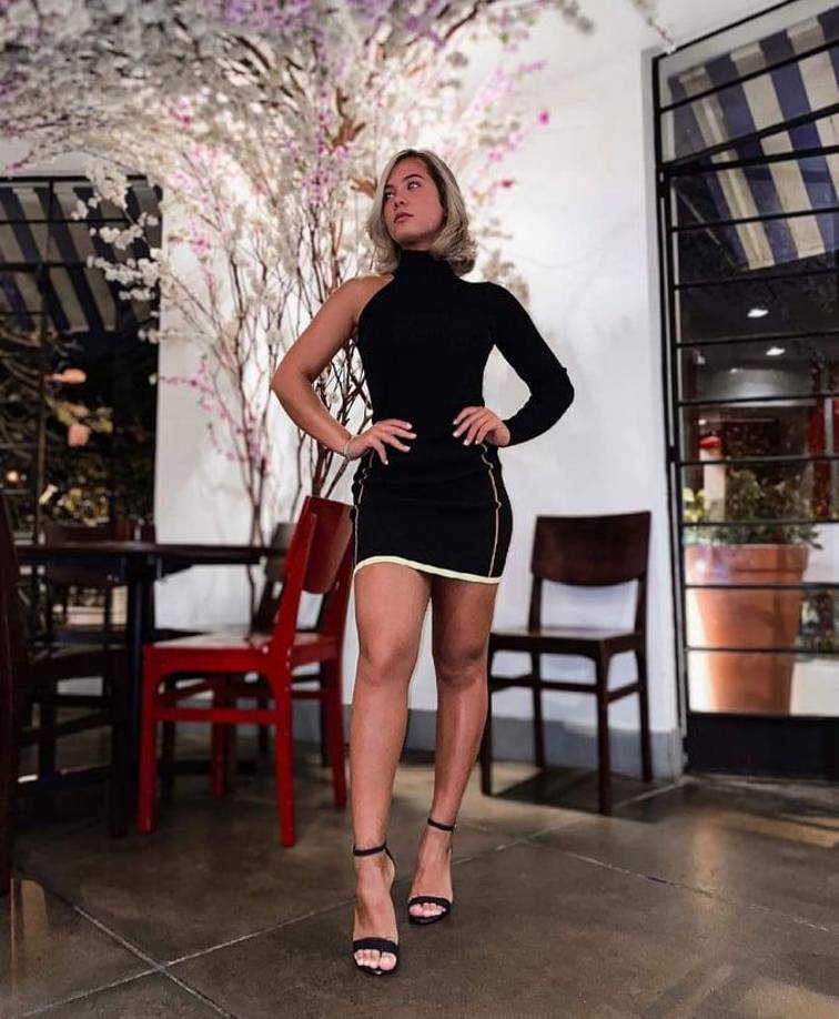 Ceu Oliveira de 21 años de edad es la novia del exgoleador Adriano Leite, quien recientemente cumplió sus 40.