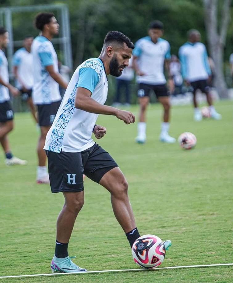 Jorge Álvarez entra finalmente en el 11 titular de la Selección de Honduras para suplir la baja de Kervin Arriaga.