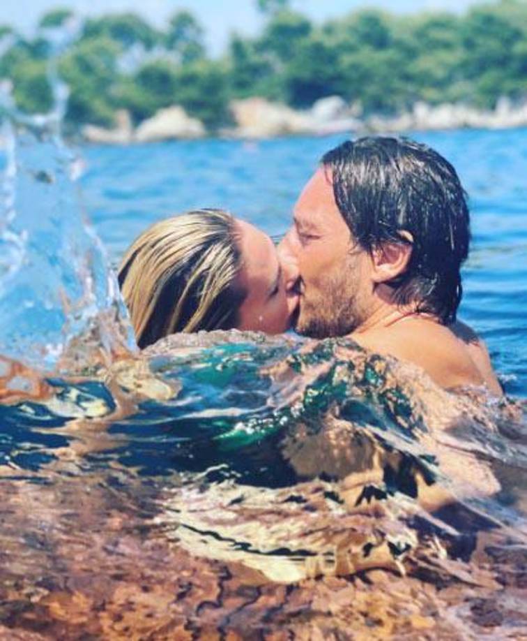 Tras ese descubrimiento, el ex capitán de la Roma afirmó que se vio muy afectado: “Había rumores en el pasado. En ella y en mí. Pero en realidad eran rumores. Aquí, en cambio, estaba la evidencia. Los hechos. Y eso me llevó a la depresión. ya no pude dormir”, indicó.