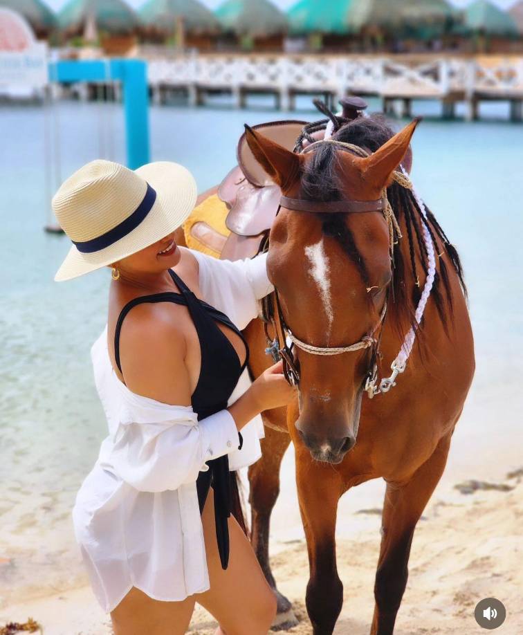 A su estilo, la joven influncer Milagro Flores ha conquistado las redes sociales al encenderlas con sensuales y hermosas fotografías en Roatán, Honduras.