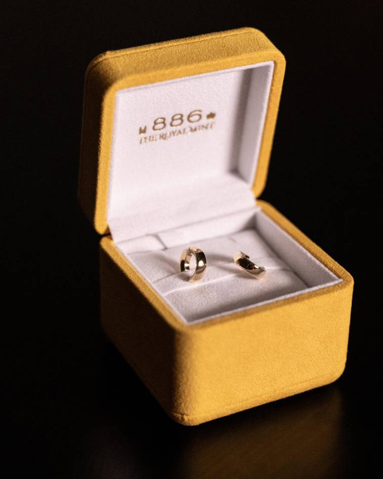 Extraen oro de laptops viejas para convertirlo en joyas