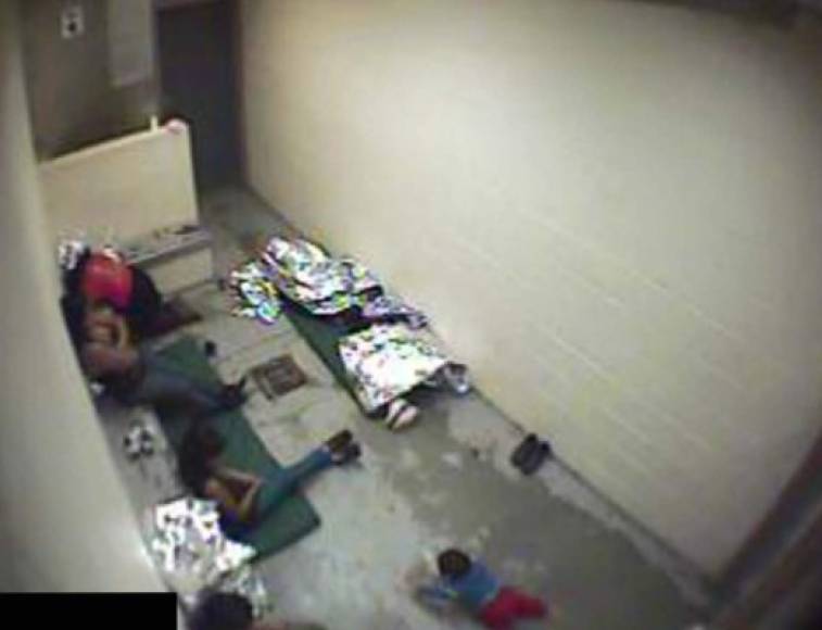 Las imágenes divulgadas por el American National Council muestran a los inmigrantes durmiendo en el suelo.