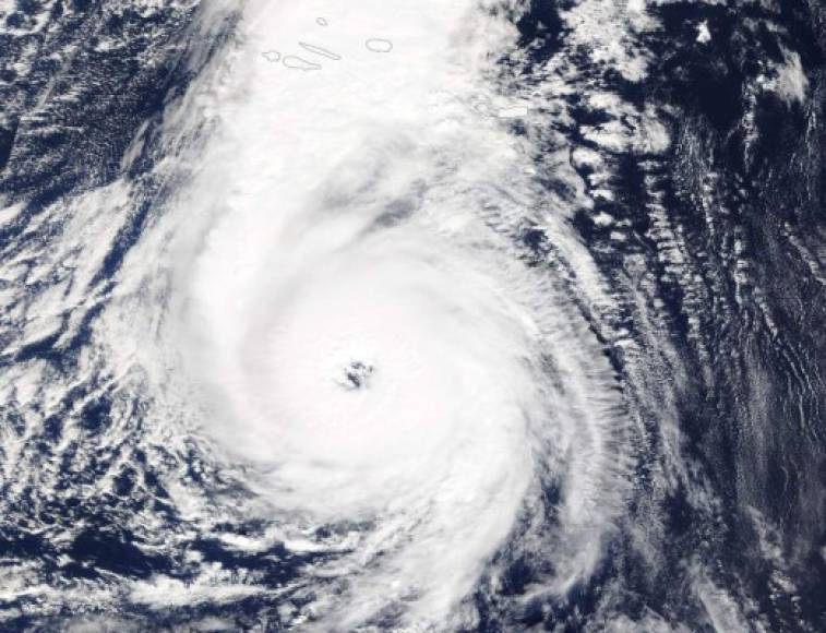 En opinión de los expertos, Ophelia pasará a los anales como el mayor huracán registrado hasta ahora tan al este sobre el Atlántico, y el primero desde 1939 que avanza tan al norte.
