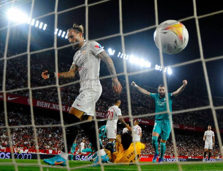 Karim Benzema con los brazos extendidos celebra su gol.