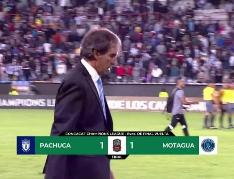 El entrenador del Pachuca, Guillermo Almada, salió cabizbajo del estadio Hidaldo tras el final del partido. Así fue captado.